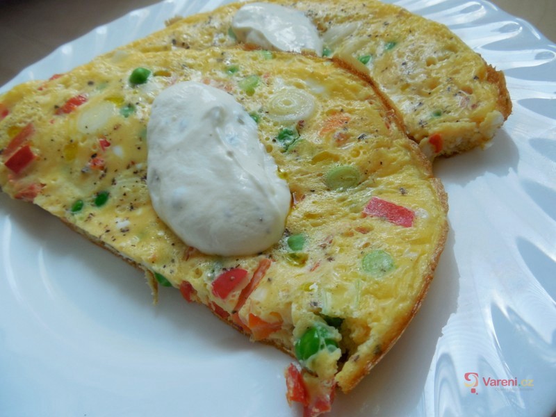 Vaječná omeleta se zeleninou a smetanovým dipem