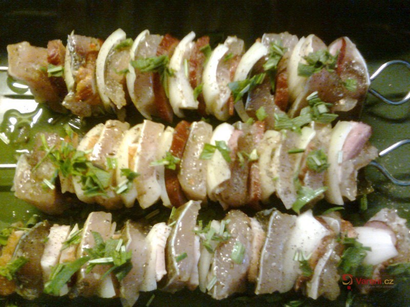 Rybí špízy s bazalkovou omáčkou - fotografie 2