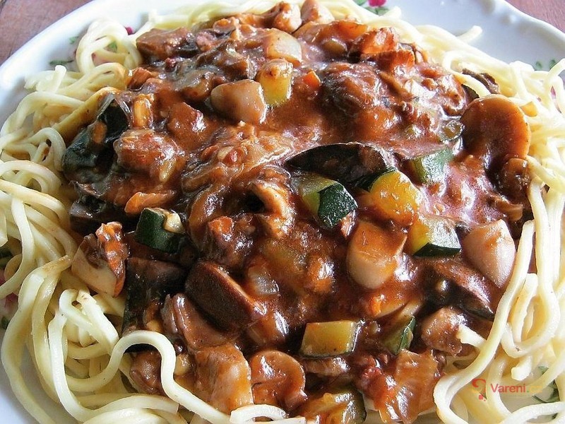 Mleté maso na zelenině z wok pánve - fotografie 2