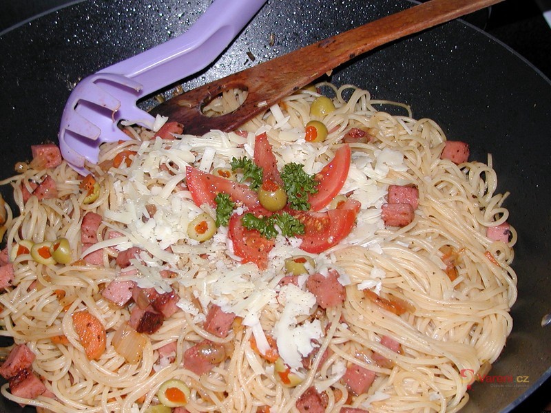 Špagety se salámem a olivami