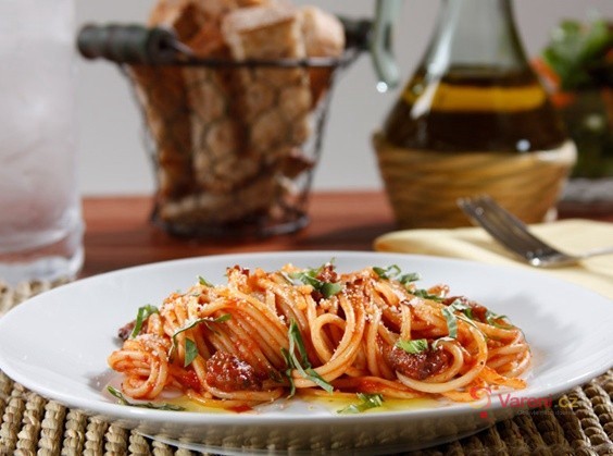 Barilla Spaghetti s italskou klobásou, rajčatovou omáčka a bazalkou