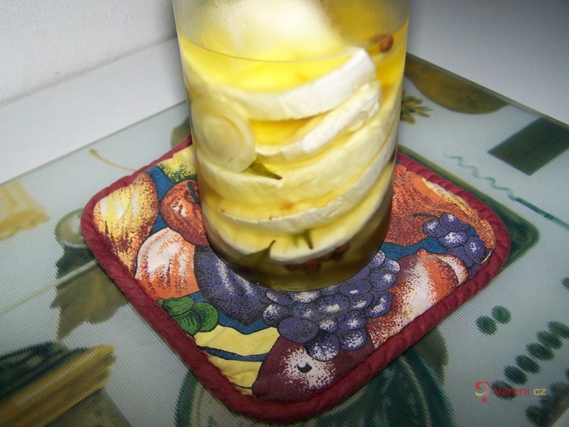 Nakládaný pikantní hermelín - fotografie 2