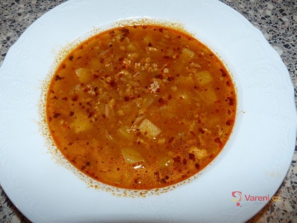 Gulášová polévka z mletého masa - fotografie 3