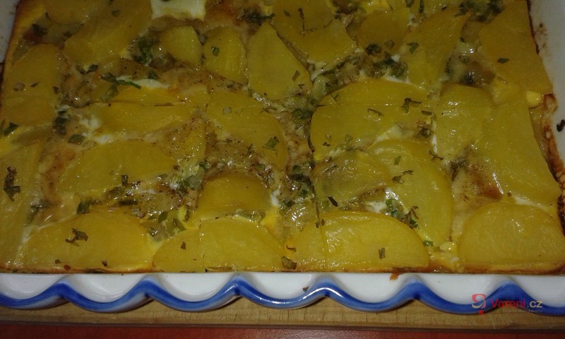 Zapečené brambory s cibulkou a sýrem