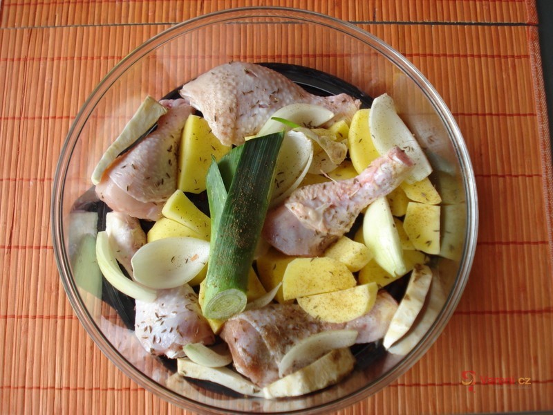 Kuřecí stehýnka s brambory a zeleninou v páře