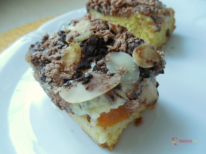 Piškotový dezert s pudinkovým krémem a mandlovými plátky