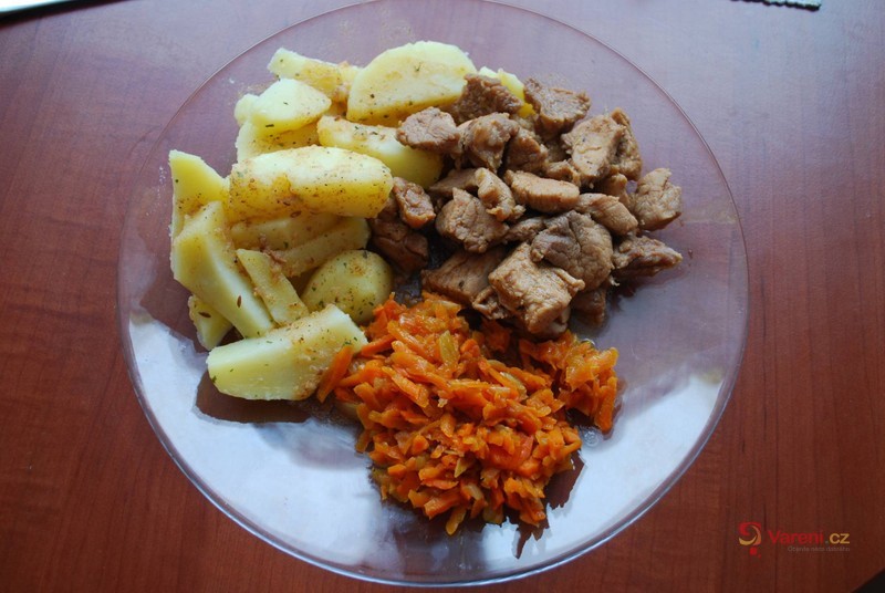 Marinované vepřové maso s dušenou mrkví - fotografie 2