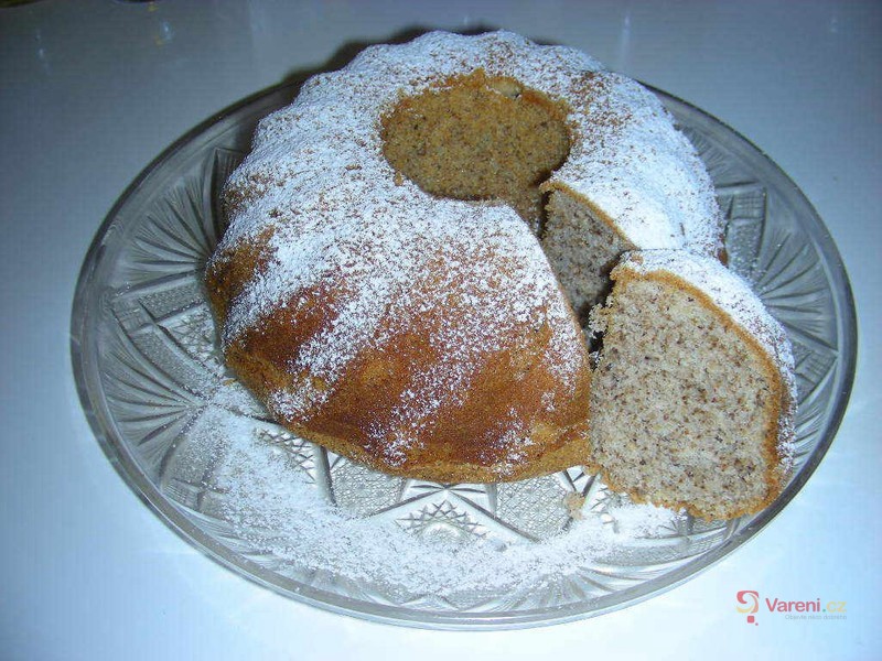 Vláčná oříšková bábovka - fotografie 2