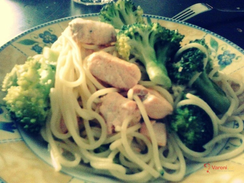 Špagety s lososem a brokolicí