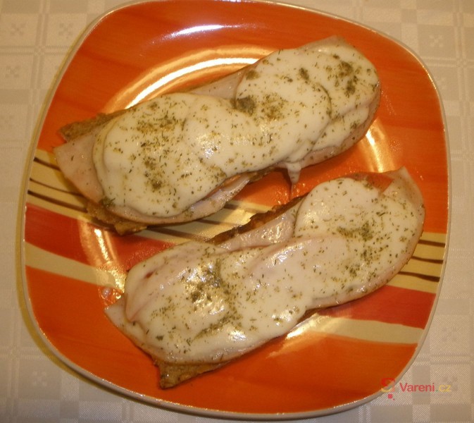 Bageta s mozzarellou, šunkou a rajčaty - fotografie 3