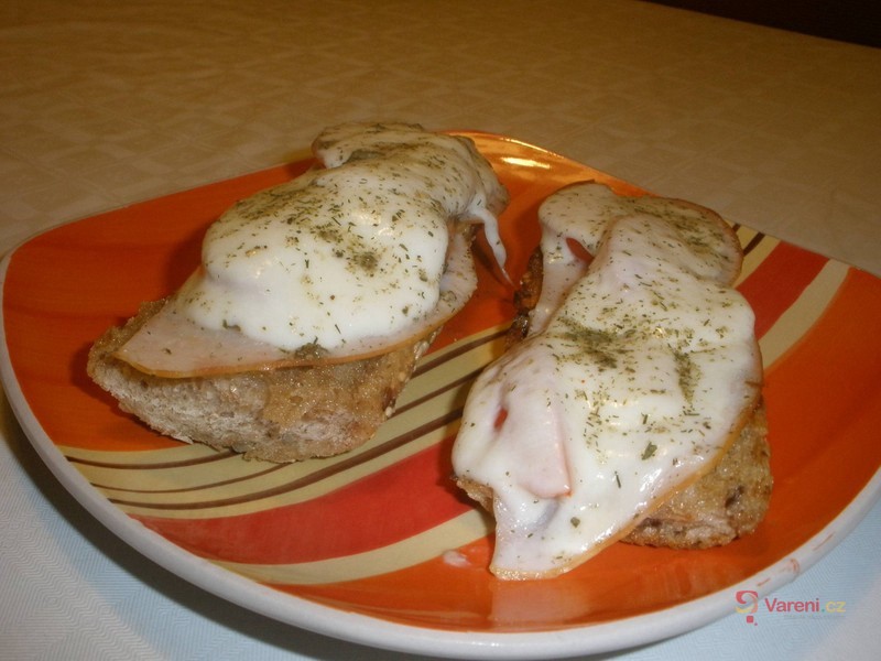 Bageta s mozzarellou, šunkou a rajčaty - fotografie 2