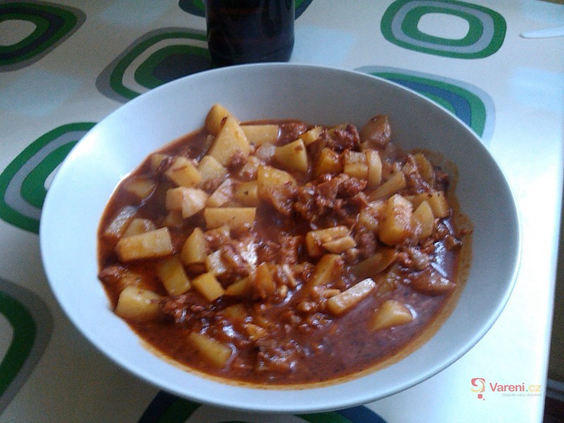 Kotlíkový guláš z masové konzervy - fotografie 2