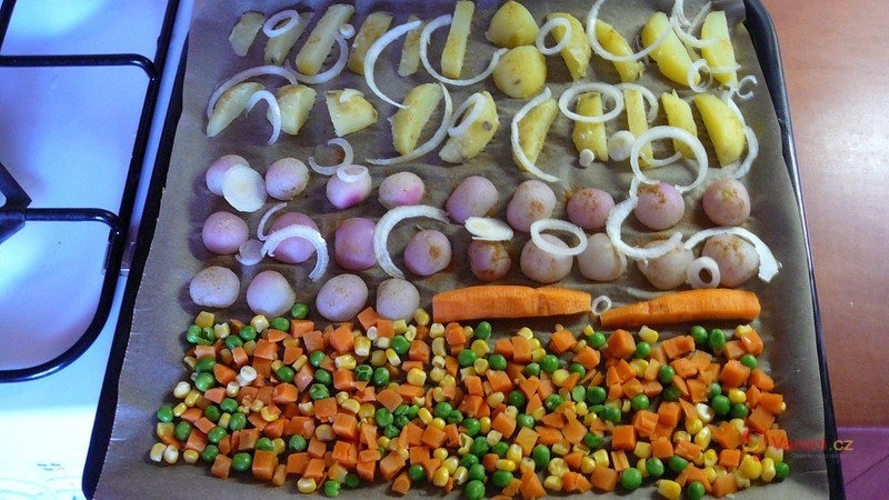 Zapečená kuřecí prsa s brambory a cibulí - fotografie 5