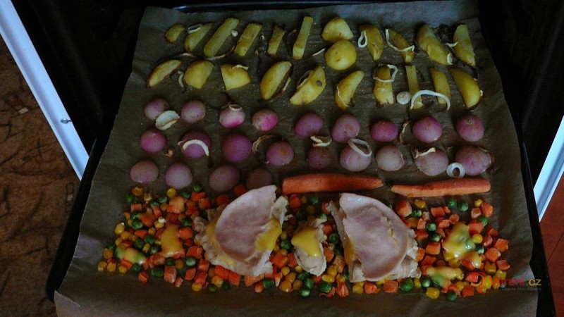 Zapečená kuřecí prsa s brambory a cibulí - fotografie 2