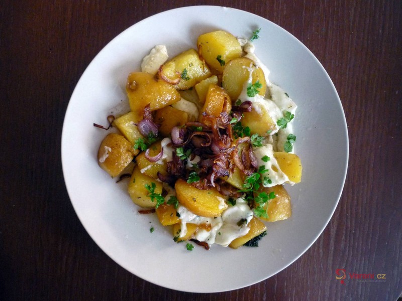 Brambory s ovčím sýrem a olivami - fotografie 2