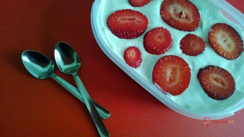 Jahody s tvarohovým krémem a piškoty - fotografie 2