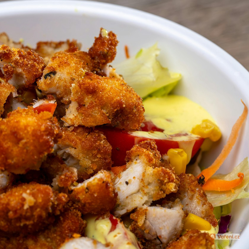 Salát s kuřecími kousky v těstíčku