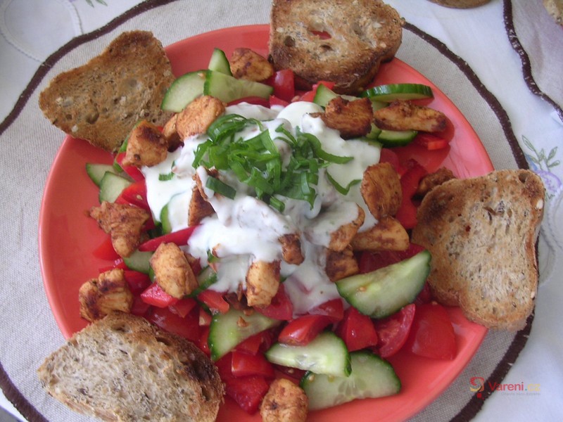 Salát s kuřecími kousky - fotografie 2