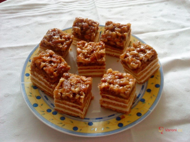 Ořechový koláč s máslovým krémem - fotografie 2