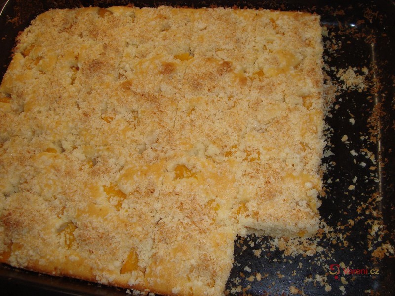 Rychlý koláč s ovocem a kokosovou drobenkou - fotografie 3