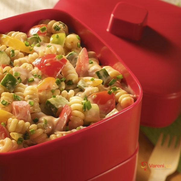 Zeleninový salát s majonézou a těstovinami - fotografie 2