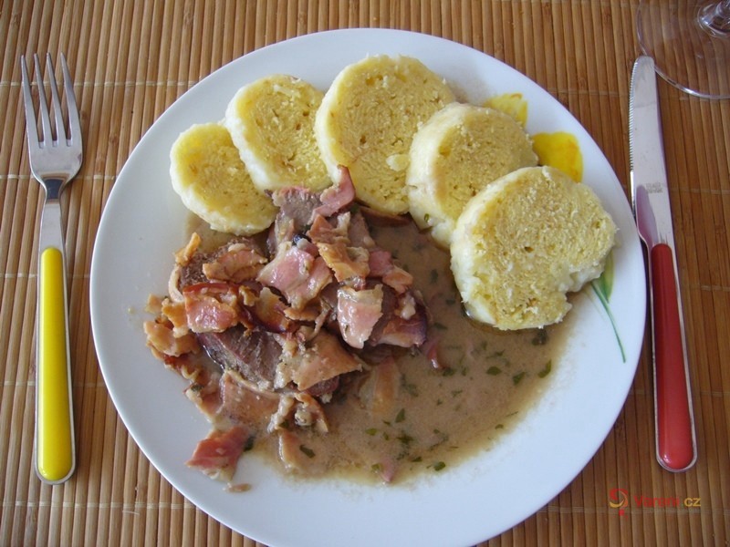 Pečená dančí kýta v omáčce s bazalkou - fotografie 2