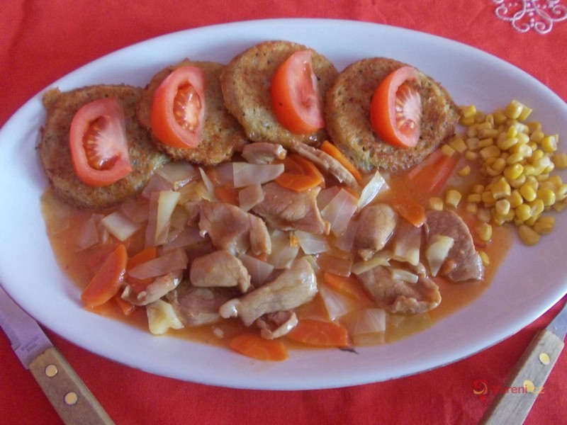 Bramborové placičky s vepřovým ohnivým masem - fotografie 2