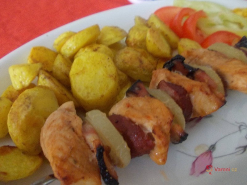 Kuřecí ražniči s klobásou a pečenými bramborovými dukátky - fotografie 2