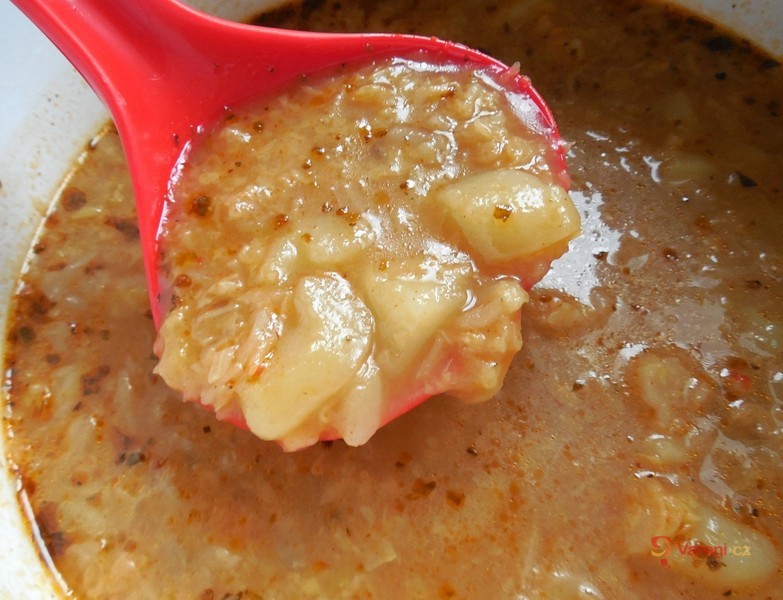 Kapustová polévka s brambory a slaninou