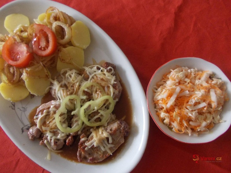 Vepřové medailonky s bramborem a smaženými cibulovými kroužky - fotografie 4