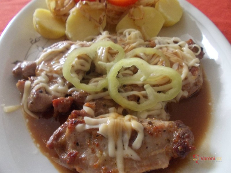 Vepřové medailonky s bramborem a smaženými cibulovými kroužky - fotografie 3