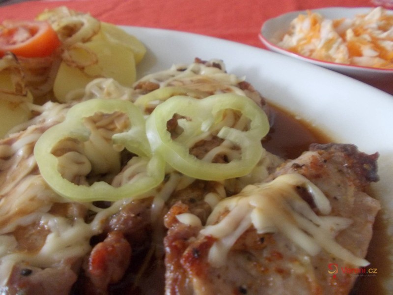 Vepřové medailonky s bramborem a smaženými cibulovými kroužky - fotografie 2