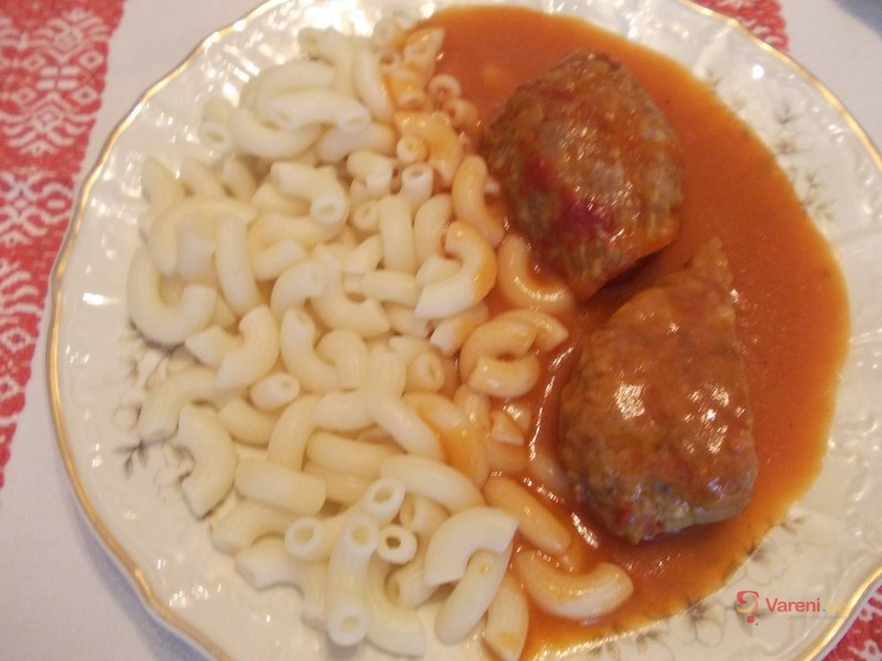 Plněný zelný list s rajskou omáčkou - fotografie 3