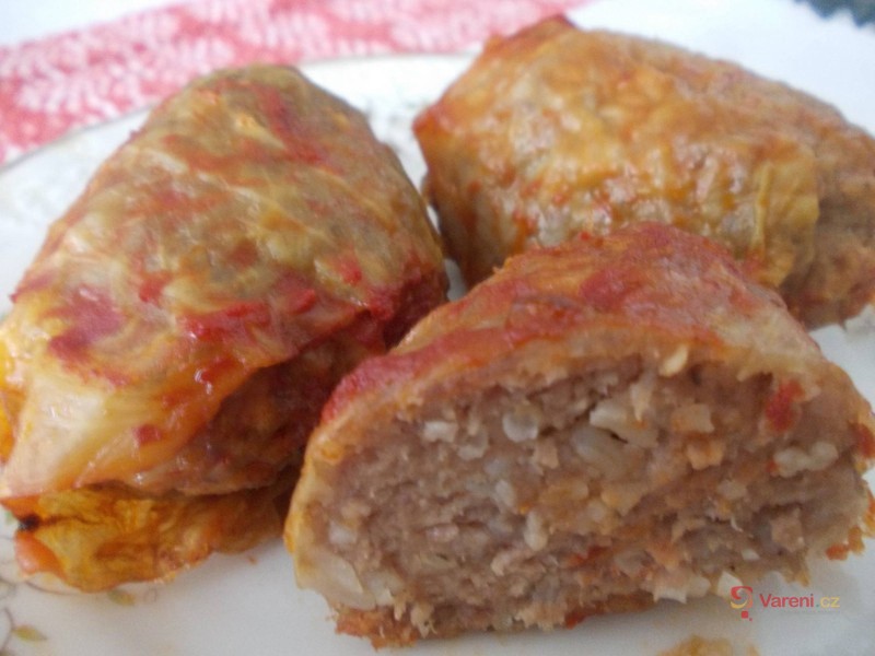 Plněný zelný list s rajskou omáčkou - fotografie 2