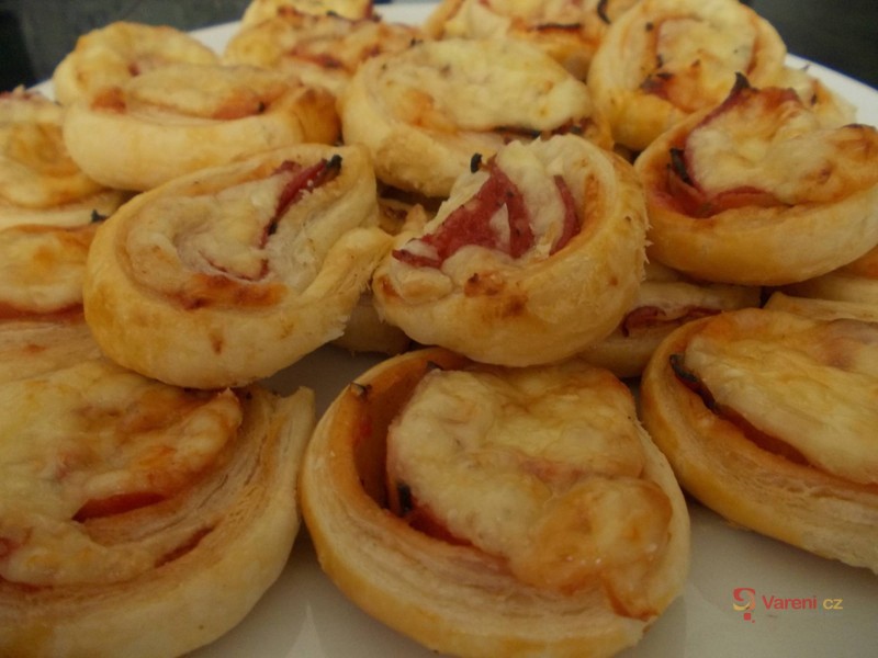 Pizza šneci se salámem a sýrem - fotografie 2