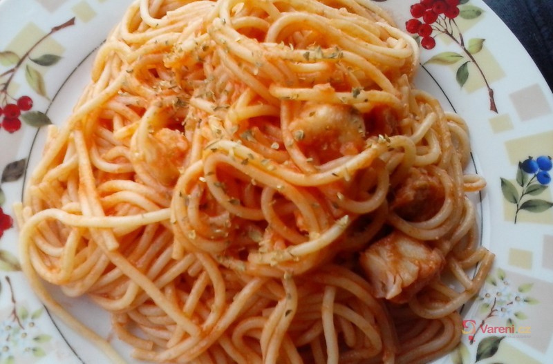 Špagety s treskou, rajčaty a oreganem