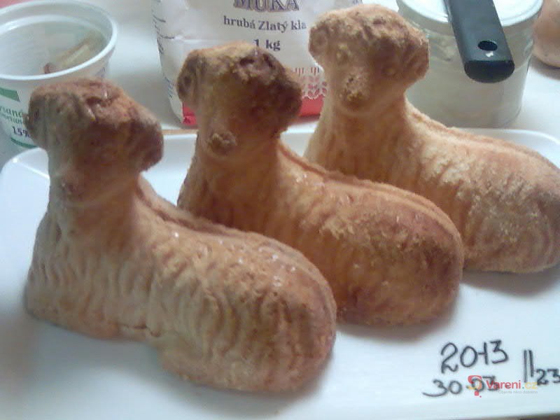 Velikonoční beránek z piškotového těsta - fotografie 4