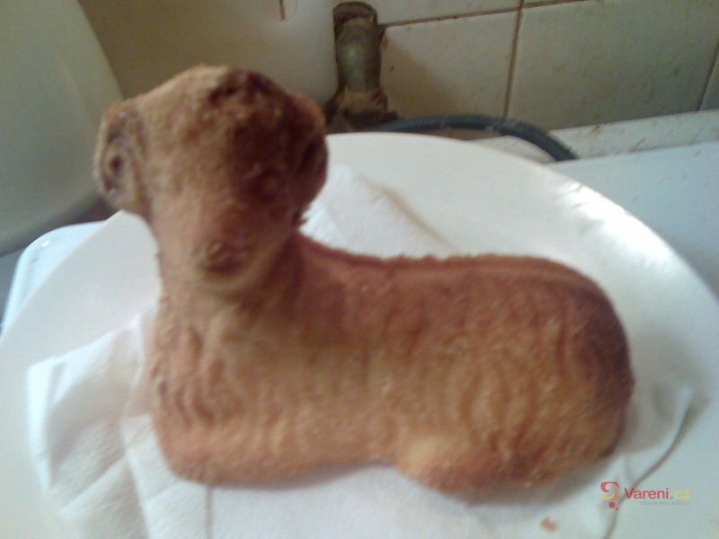 Velikonoční beránek z piškotového těsta - fotografie 3