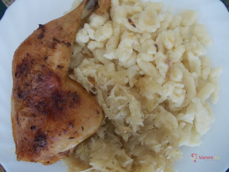 Pečené stehno s kysaným zelím a špeclemi - fotografie 2