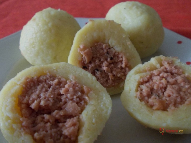 Plněné bramborové knedlíky s uzeninou a kapustou - fotografie 3