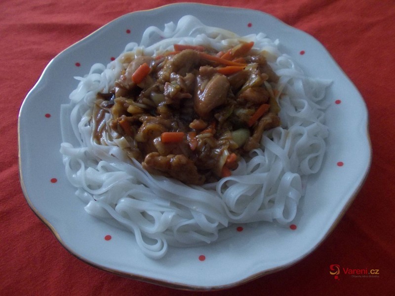 Kuřecí maso s nudlemi na čínský způsob - fotografie 3