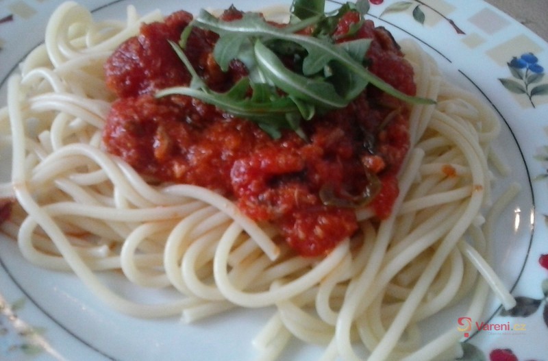 Špagety s tuňákem, rajčaty a rukolou