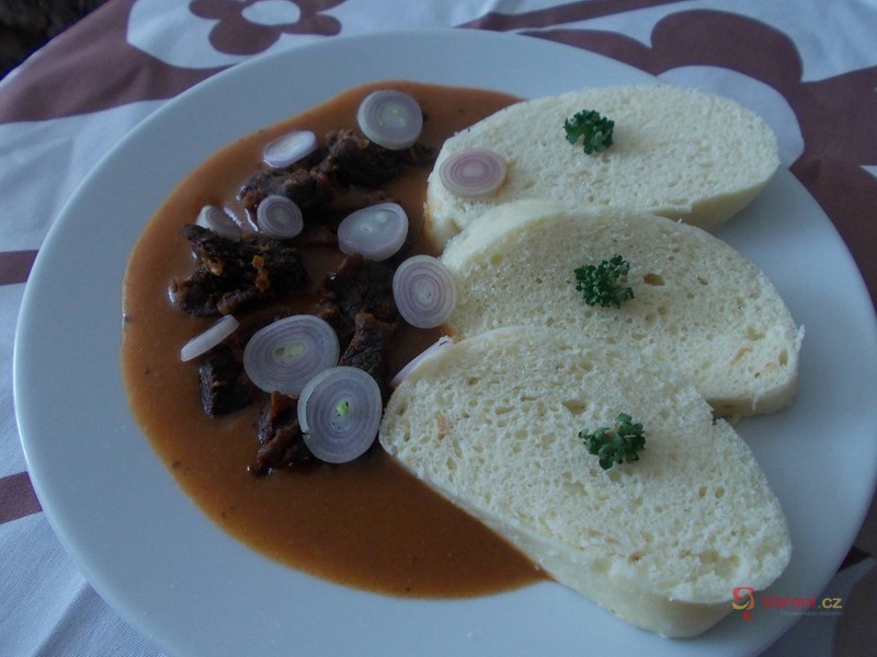 Pikantní hovězí guláš se šalotkou - fotografie 3