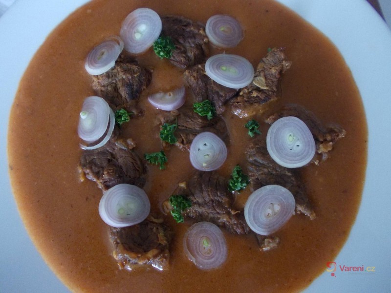 Pikantní hovězí guláš se šalotkou - fotografie 2