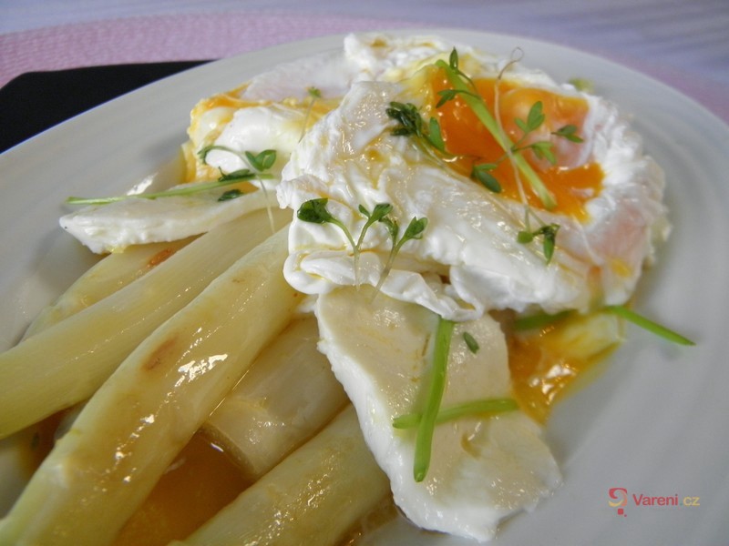 Chřest s pošírovaným vejcem - fotografie 4