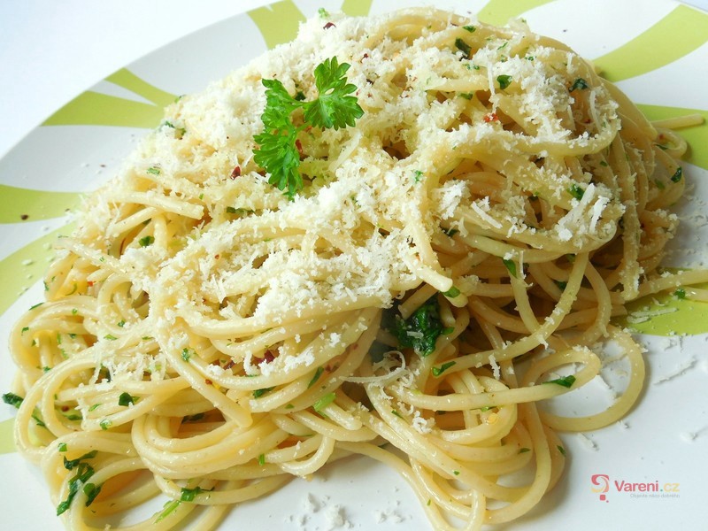 Těstoviny aglio olio e peperoncino s parmazánem