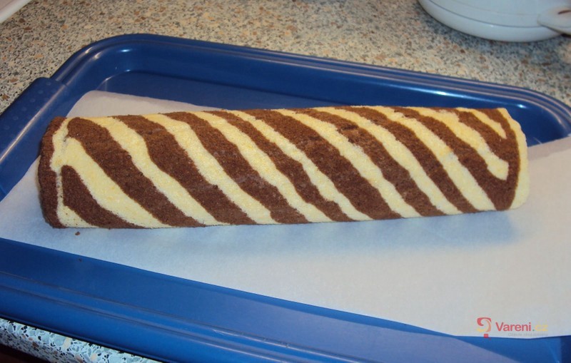 Piškotová dvoubarevná roláda - fotografie 2