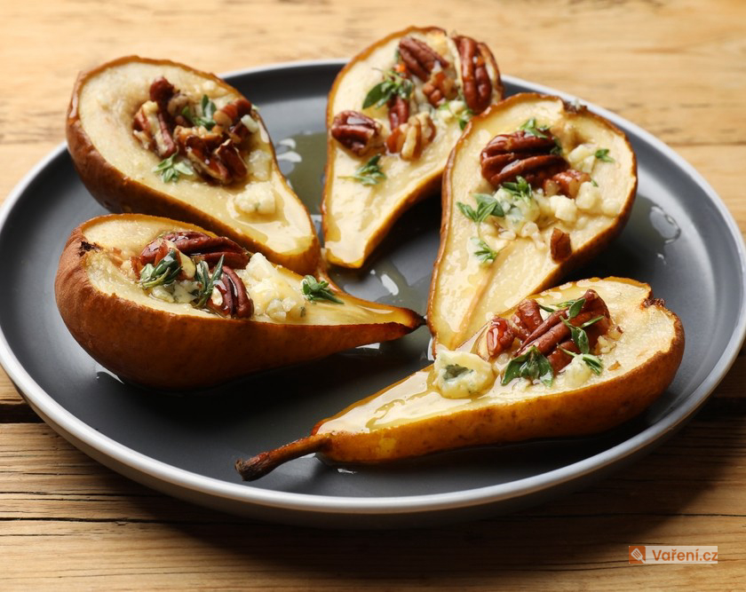 Pečená hruška s nivou, ořechy a medem