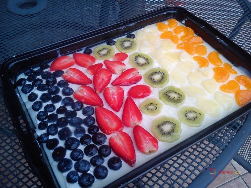 Piškotový dezert s ovocem a želé