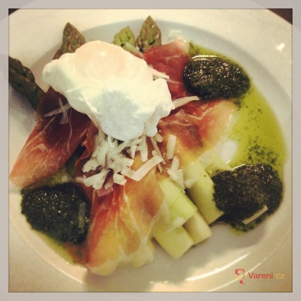 Chřest s pošírovaným vejcem - fotografie 2